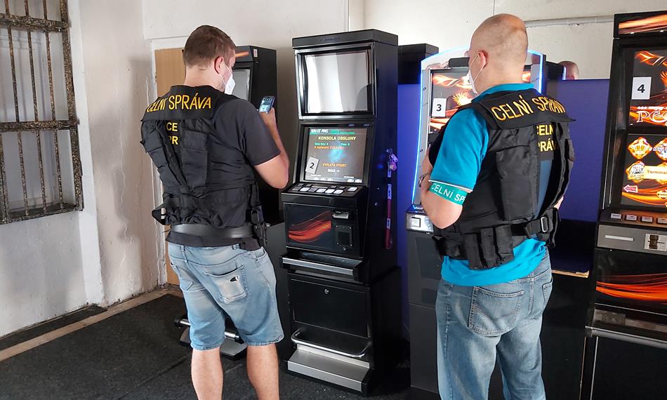 dva celníci v herně